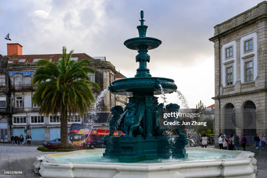 Brunnen im römischen Stil Fonte dos Leões aus dem 19. Jahrhundert in Porto, Portugal