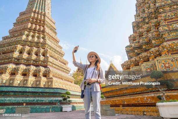 young asian chinese girl tourist in wat pho - art of the vintage selfie stockfoto's en -beelden