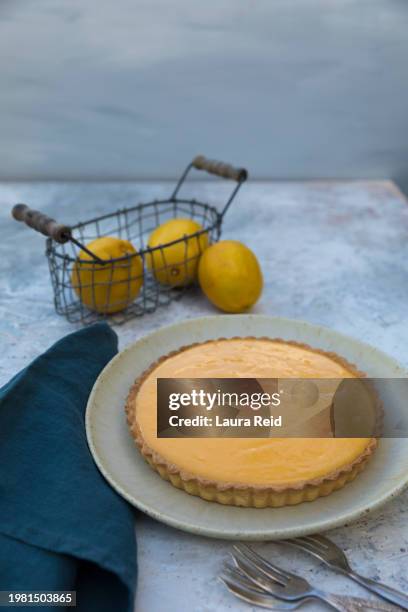 lemon tart and lemons - flan tart stockfoto's en -beelden