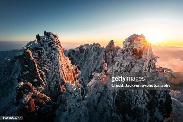 beautiful scene of huangshan (yellow mountain) in anhui province, china, during dawn in the winter - huangshan mountain range anhui province china stock pictures, royalty-free photos & images