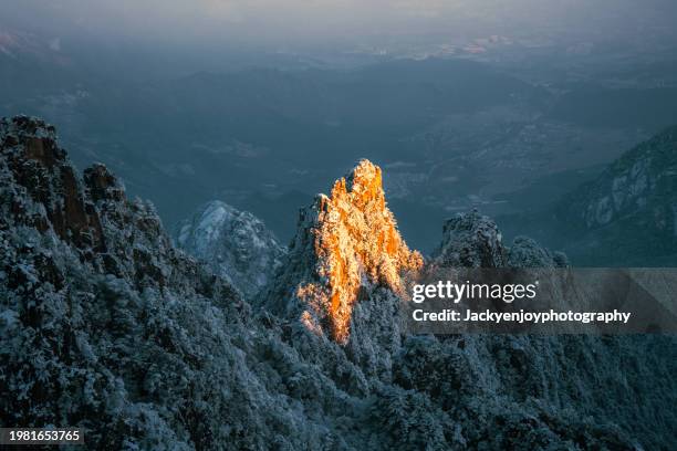 beautiful scene of huangshan (yellow mountain) in anhui province, china, during dawn in the winter - huangshan mountain range anhui province china stock pictures, royalty-free photos & images