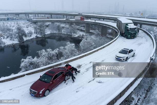 Cars are stuck on a highway due to heavy snow in Wuhan, in central China's Hubei province on February 6, 2024. / China OUT