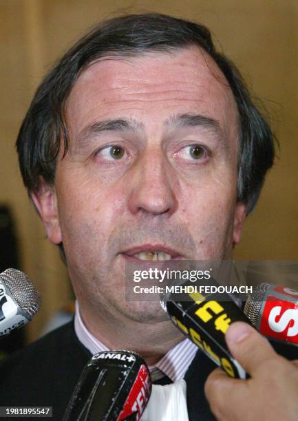 Le bâtonnier de Paris Paul-Albert Iweins répond aux questions des journalistes, le 18 juin 2003 au Palais de Justice de Paris, après la décision du...