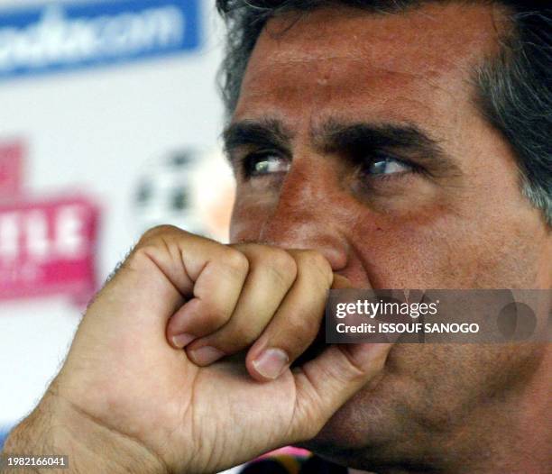 Portuguese coach of the Bafana Bafana, the South African national soccer team, Carlos Queiroz ponders a question 29 January 2002 during a press...