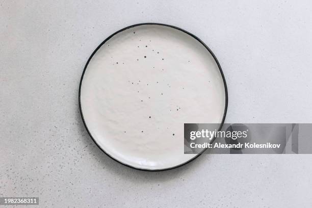 table setting. empty plate on table. top view and flat lay - leerer teller stock-fotos und bilder
