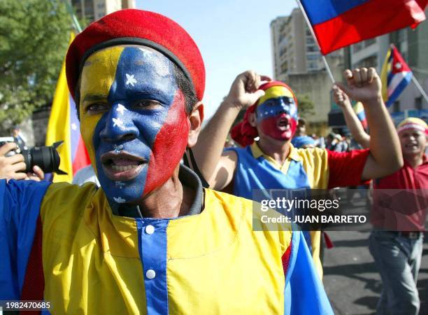 Supporters of the venezuelen president Hugo Chavez shout slogans during a protest against the Supreme Justice Tribunal, in Caracas, 14 August...