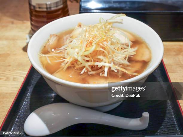savory delight: kitakata negi chashu ramen - stadtbezirk naka yokohama stock-fotos und bilder