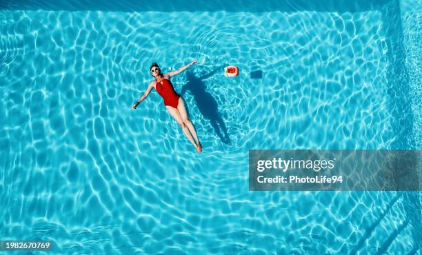 water effect on our minds and bodies to feel calm - buitenbad stockfoto's en -beelden