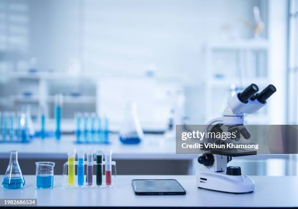 modern empty science laboratory with microscopes, test tubes and other laboratory equipments - équipement de laboratoire photos et images de collection