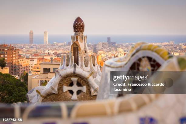 barcelona, cityscape from parc guell - barcelone-espagne photos et images de collection