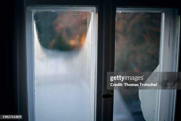 Symbolic photo: Condensation has formed on an old double-box window on a cold winter morning on November 22, 2023 in Berlin, Germany.