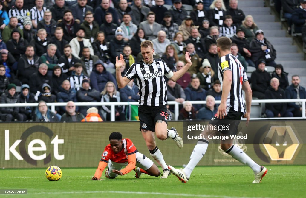 Newcastle United v Luton Town - Premier League