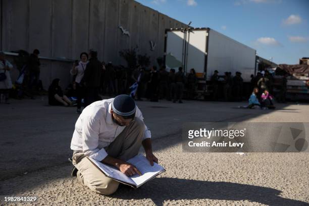 Protester prayes as he is taking part to block humanitarian aid to enter Gaza on February 6, 2024 in Kerem Shalom, Israel. For several days now,...