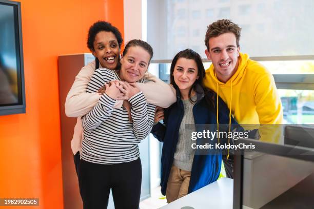 group of happy students with mental disabilities bonding in computer class - promises rehab center foto e immagini stock