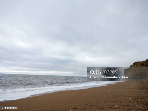 landscape of the coastline of burton bradstock in dorset - overcast beach stock pictures, royalty-free photos & images