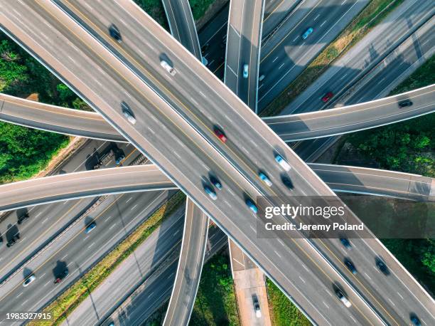 directly above i-440, i-65, franklin rd, and train tracks crossing south of nashville, tennessee, usa - estrada nacional imagens e fotografias de stock