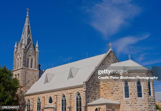 dachlinie der historischen katholischen kirche st. mary's in fredericksburg, texas - kirchturmspitze stock-fotos und bilder