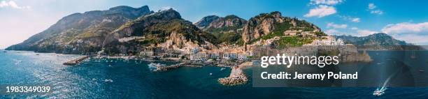 weitwinkel-panoramablick auf amalfi, italien an einem sommertag - capri stock-fotos und bilder