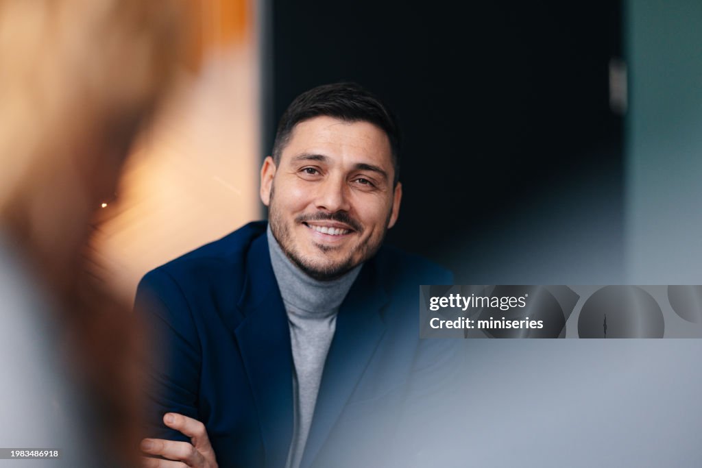 Porträt einer schönen Geschäftsfrau, die im Büro an ihrem Laptop arbeitet