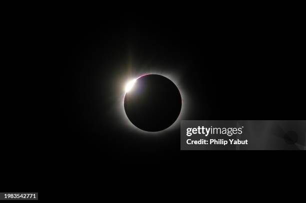 total solar eclipse - diamond ring effect - eclipse solar fotografías e imágenes de stock