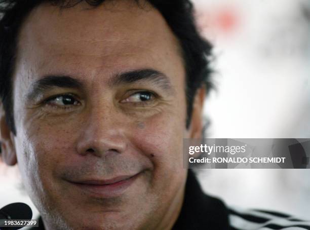 El director tecnico de la seleccion de Mexico Hugo Sanchez habla durante una conferencia de prensa al termino de un entrenamiento en la ciudad de...