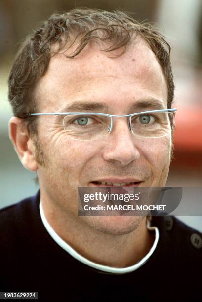 Le navigateur français Raphael Dinelli, skipper du monocoque "Akena"" pose, le 02 novembre 2004 sur son bateau amarré dans le port des Sables...
