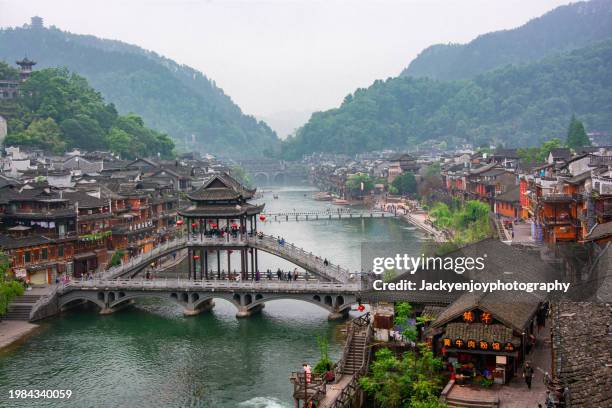 scenery of fenghuang ancient city, hunan, china.a remarkable collection of ming and qing architectural remnants, as well as various ethnic languages, customs, and arts, can be found in fenghuang county's unusually well-preserved ancient town. - hunan china fotografías e imágenes de stock
