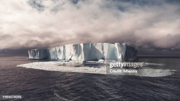 iceberg che si stacca sotto il drammatico paesaggio celeste dell'antartide - deception island foto e immagini stock