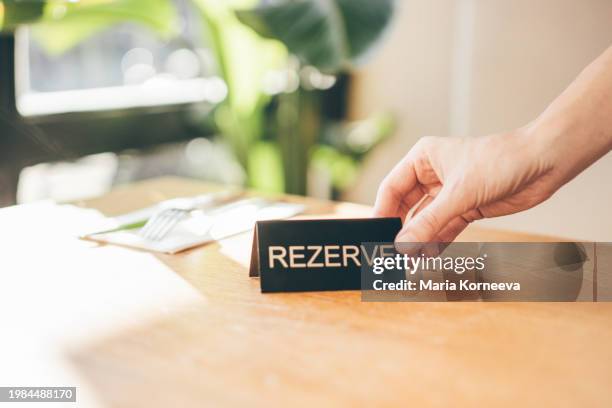 waitress putting a reserved sign on a table at a restaurant. - panneau espace réservé photos et images de collection