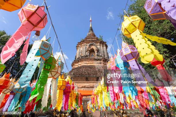 colorful lamp festival and lantern in loi krathong at wat lok moli is a beautiful old temple in chiang mai, chiag mai province, thailand - província de chiang mai - fotografias e filmes do acervo