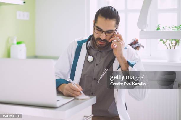 arzt in ihrem büro arbeiten - krankenstand stock-fotos und bilder