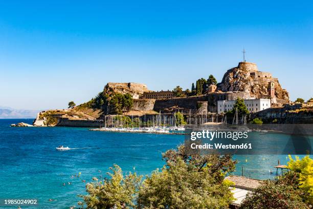 greece, ionian islands, corfu city, marina in front of old fortress on corfu island - corfu town stock-fotos und bilder