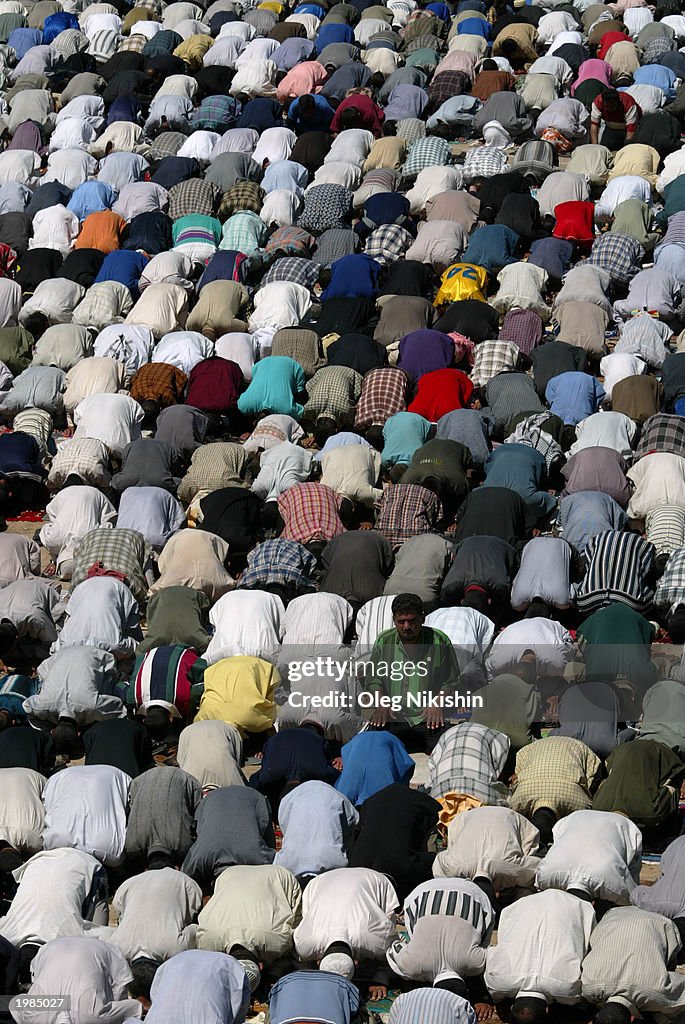 Iraqis Pray In Baghdad's Thawra Section