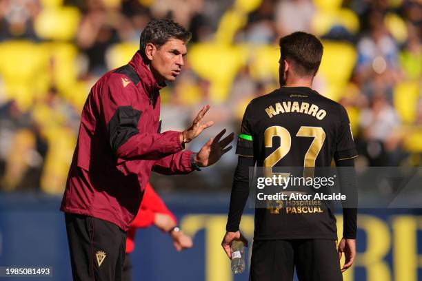 Mauricio Pellegrino gives instructions Robert Navarro of Cadiz CF during the LaLiga EA Sports match between Villarreal CF and Cadiz CF at Estadio de...