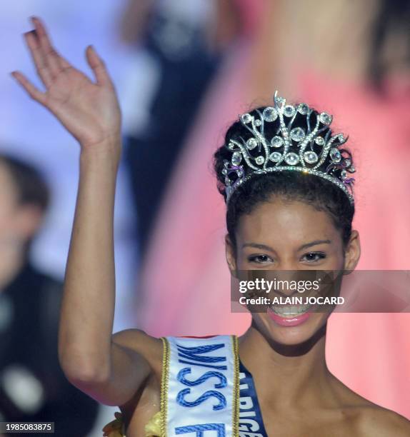 Miss Albigeois-Midi-Pyrénées Chloé Mortaud smiles after being crowned Miss France 2009 during the 62nd edition of the beauty contest in Le Puy-du...