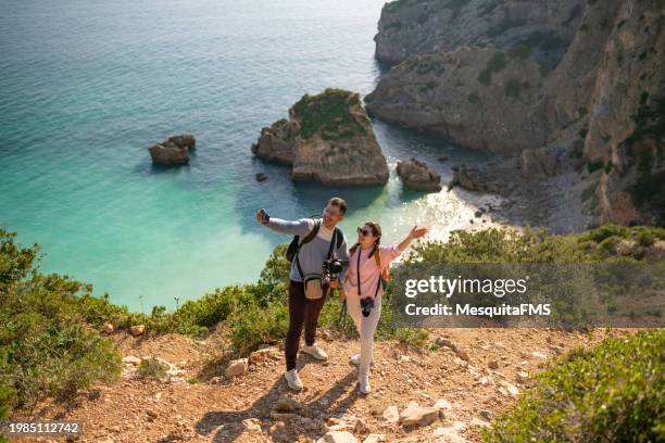 touristen machen ein selfie am strand von ribeiro do cavalo - cavalo stock-fotos und bilder