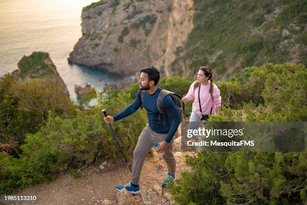 turistas haciendo senderismo en la playa - europeo del sur fotografías e imágenes de stock