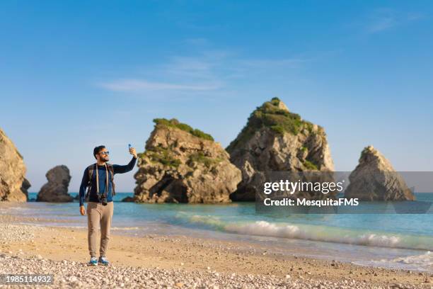 tourist macht ein selfie am strand von ribeiro do cavalo - cavalo stock-fotos und bilder