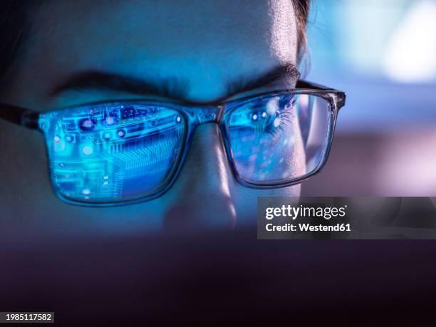 it professional developing chip design on computer - computer hardware engineer stock pictures, royalty-free photos & images