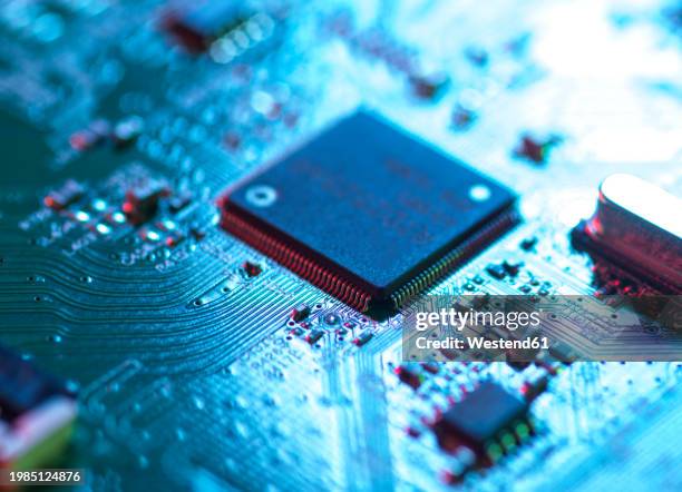 main microchip on motherboard of electrical equipment - carte mère photos et images de collection