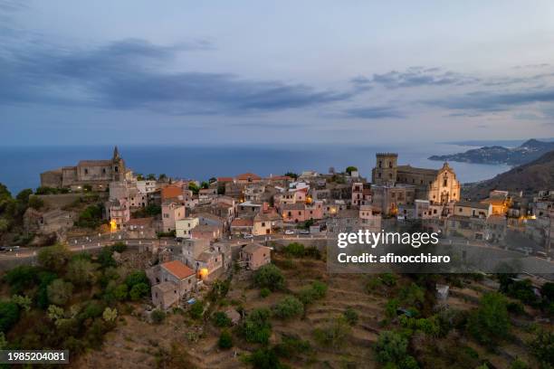 medieval hilltop town of forza d'agro, messina, sicily, italy - forza horizon photos et images de collection