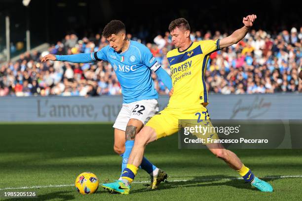 Giovanni Di Lorenzo of SSC Napoli battles for possession with Pawel Dawidowicz of Hellas Verona FC during the Serie A TIM match between SSC Napoli...