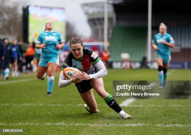 Ellie Kildunne of Harlequins scores her team's third try to complete her hat-trick during the Allianz Premiership Women's Rugby match between...