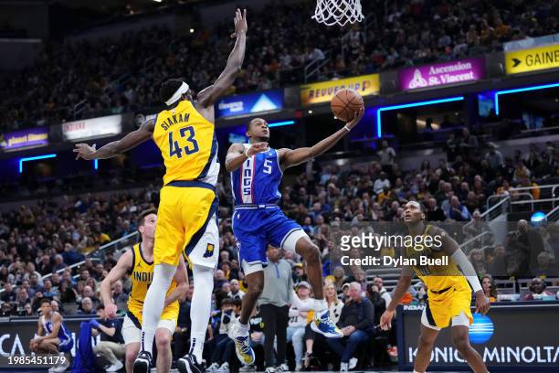 De'Aaron Fox of the Sacramento Kings attempts a layup while being guarded by Pascal Siakam of the Indiana Pacers in the first quarter at Gainbridge...
