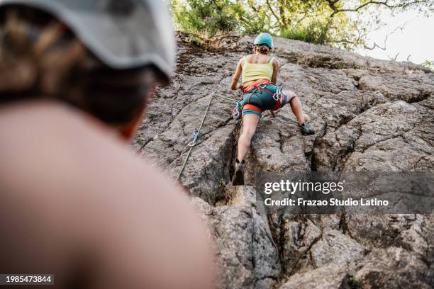 young climber climbing cliff - abseiling stock pictures, royalty-free photos & images
