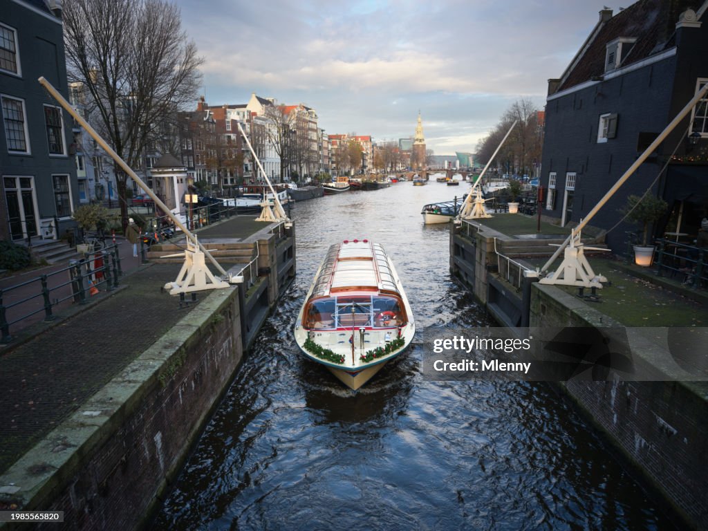 Amsterdam Tourist Ausflugsboot auf der Grachten-Grachten-Grachten-Schleuse, Niederlande