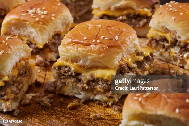 deslizadores de hamburguesa de queso con rollo hawaiano de imitación - hamburguesa-con-queso fotografías e imágenes de stock