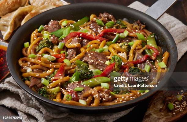 pepper beef and noodle stir fry - peppercorn sauce stock pictures, royalty-free photos & images