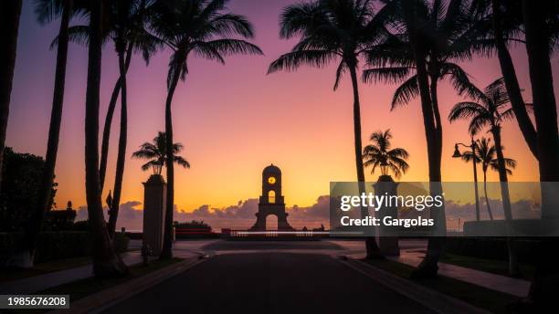sonnenaufgang am worth avenue clock tower in palm beach, fl - turmuhr stock-fotos und bilder