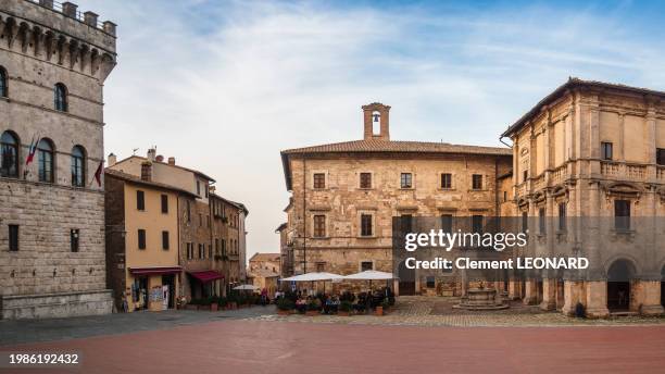 wide angle view of the main square of the old town of montepulciano at sunset, piazza grande, with renaissance buildings, the town hall and the well of the griffin and the lion, siena province - tuscany - italy. - montepulciano stock pictures, royalty-free photos & images